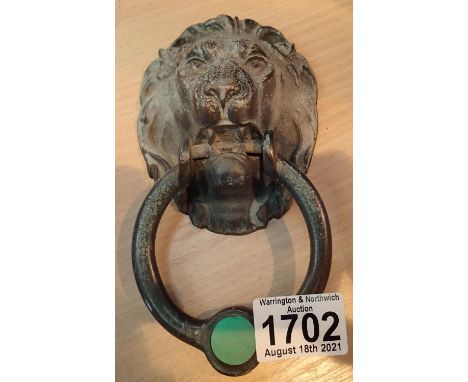 Cast iron lion face door knocker. P&amp;P Group 1 (£14+VAT for the first lot and £1+VAT for subsequent lots) 