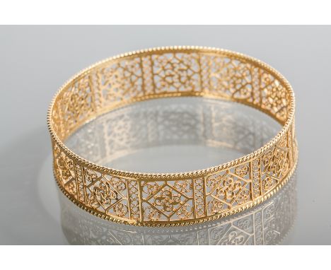 EASTERN GOLD BANGLE
with pierced decoration, 27g