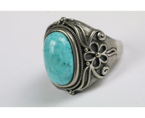 A ladies silver and turquoise ring, marked 925 to the shank. 