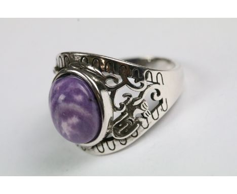 A ladies silver and amethyst ring, marked 925 to the shank. 