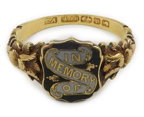 An early Victorian 18ct gold and two colour enamel 'In Memory Of' mourning ring, with carved shoulders and engraved inscripti