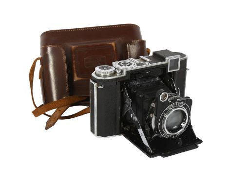 CARL ZEISS - an Ikon Super Ikonta 532/16 folding rangefinder camera, with original carry case 