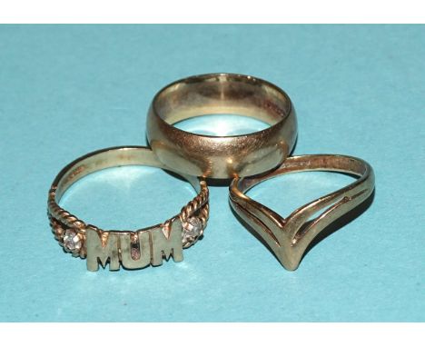 A 9ct gold wedding band, size M and two other 9ct gold rings, sizes K and P, 7.3g, (3). 