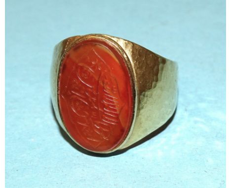 A gentleman's beaten-gold signet ring set agate intaglio etched with Islamic script, size R, 12.4g. 