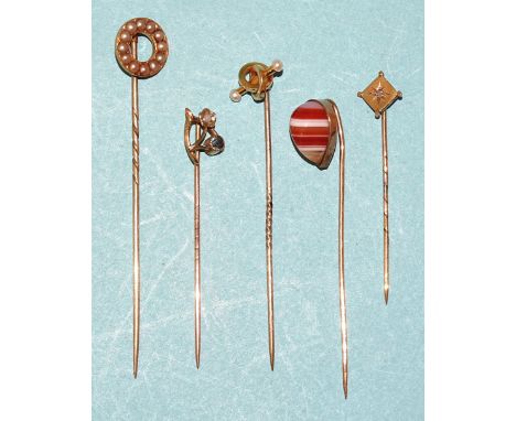 A small banded-agate-set stick pin, another set diamond point, a 15ct gold pin set seed pearl and two others, 6.5g, (5). 