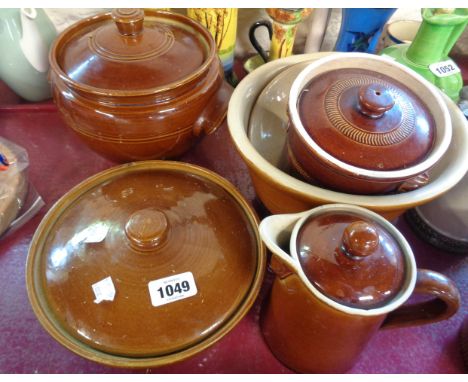 A quantity of ceramic kitchenware items including Pearsons of Chesterfield stoneware casserole, Poole Pottery oven-to-tablewa