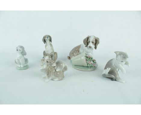 Lladro 'Cat and Mouse' 01005236 and 4 Lladro Dogs. Condition - Unboxed Good Overall 