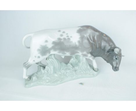 Rare Lladro 'Bull (Head Down)', Sculptor: Salvador Furió. Model 01001062, Introduced in 1970 and Retired in 1986. 17cm in hei