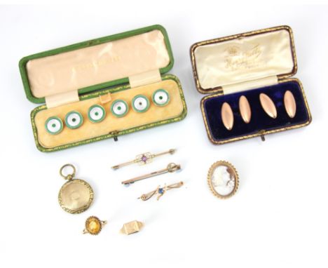 A selection of yellow metal and gold jewellery, including a set of 9ct mounted dress studs with faux mother of pearl and gree