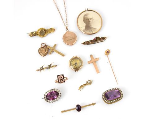 A selection of jewellery, including a two 9ct yellow gold cross pendants, a initial 'B' ring, stamped 9ct, ring size M, a spl