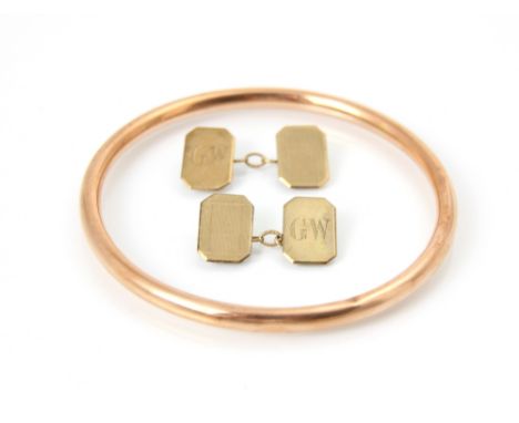 A pair of 9ct yellow gold cufflinks, the rectangular cufflink with engine turned detail to reverse, and 'GW' initial to front
