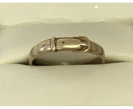 A vintage 9ct gold buckle ring. Size M.  