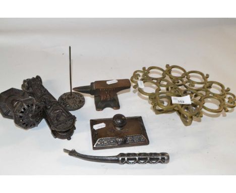 Mixed group of metal wares comprising a pierced brass trivet, a Victorian iron door knocker, a miniature anvil marked Mason &