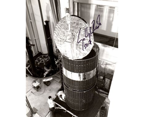 ASTRONAUTS: Selection of signed 8 x 10 photographs by various American astronauts, each of them members of various Space Shut