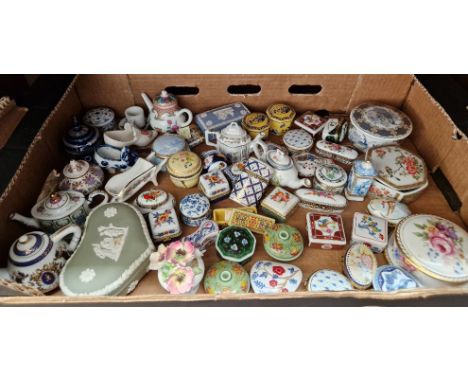 Collection of modern porcelain trinket boxes etc. 