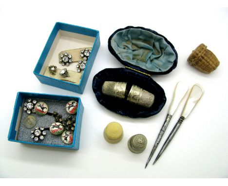 A Pair of Thimbles, in vintage plush case, further thimbles, buttons etc. 