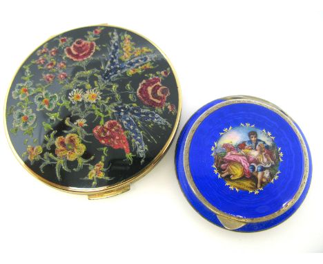 An Enamelled Ladies Powder Compact, of circular form highlighted in blue, detailed to the hinged cover with a courting couple