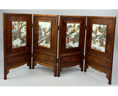 A CHINESE QING DYNASTY TABLE SCREEN WITH FAMILLE VERTE PAINTED PORCELAIN PANELS DEPICTING BATTLE SCENES, Late 19th Century, t