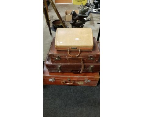 4 VINTAGE SUITCASES