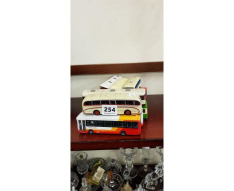 SHELFLOT OF MODEL BUSES 