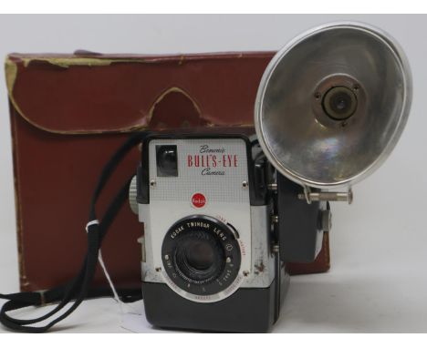 Brownie Bulls-Eye camera with flash gun and case. UK P&amp;P Group 2 (£20+VAT for the first lot and £4+VAT for subsequent lot
