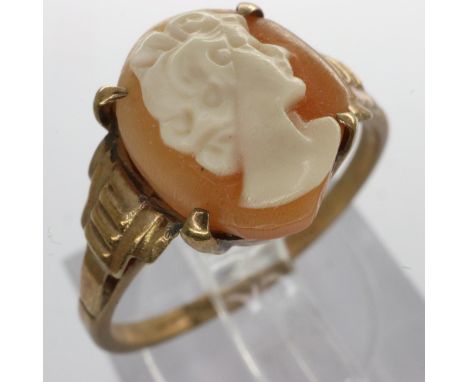 9ct gold carved cameo ring, size L, 1.6g. UK P&amp;P Group 0 (£6+VAT for the first lot and £1+VAT for subsequent lots) 