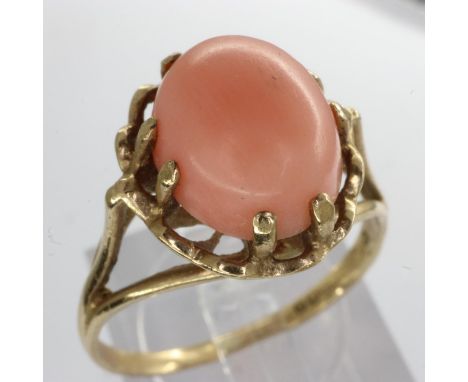 9ct gold ring set with coral, size O, 2.2g. UK P&amp;P Group 0 (£6+VAT for the first lot and £1+VAT for subsequent lots) 