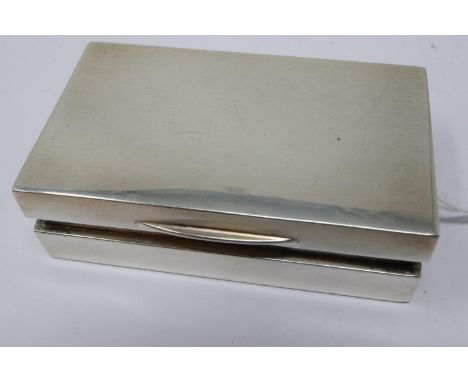 Hallmarked silver snuff box, Birmingham assay 1930, L: 65 mm, 58g. UK P&amp;P Group 1 (£16+VAT for the first lot and £2+VAT f