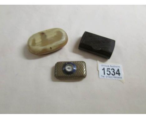 2 snuff boxes and a vesta with compass.
