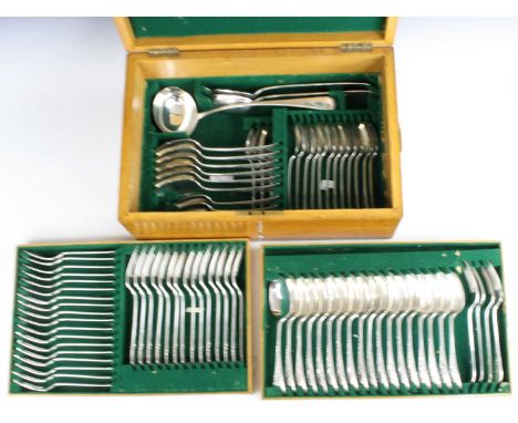 An Edwardian silver fitted cutlery canteen comprising full 18-place setting, comprising tablespoons, dessert spoons, table fo