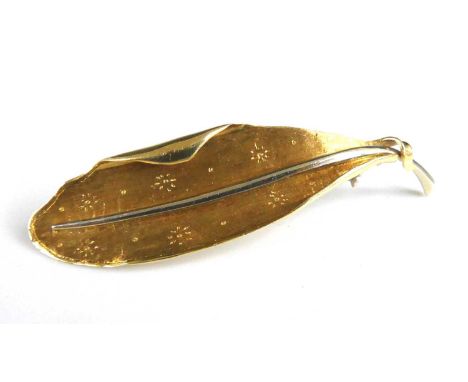 An 18ct gold stylised leaf brooch, with textured detail to the centre and polished white central vein, with polished back and