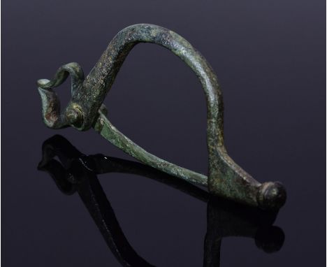 Roman bronze tweezer bow brooch used for cosmetic purposes; a rare and difficult form to find. - 72mm, 12,5 grams - ca.200AD 