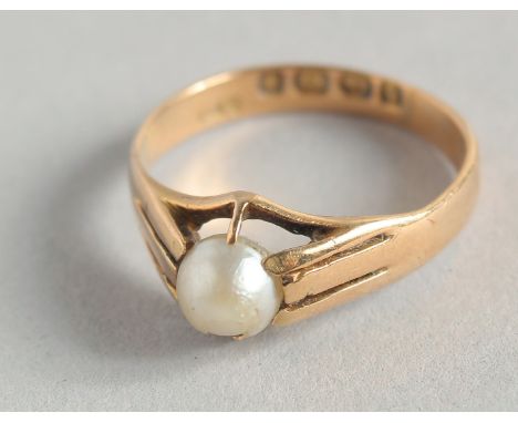 AN 18CT GOLD RING.
