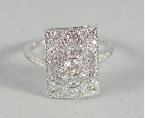A GOOD ART DECO STYLE 18CT GOLD AND DIAMOND RING.