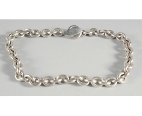 A THICK HEAVY SILVER CHAIN. 17.5ins long, 175gms.