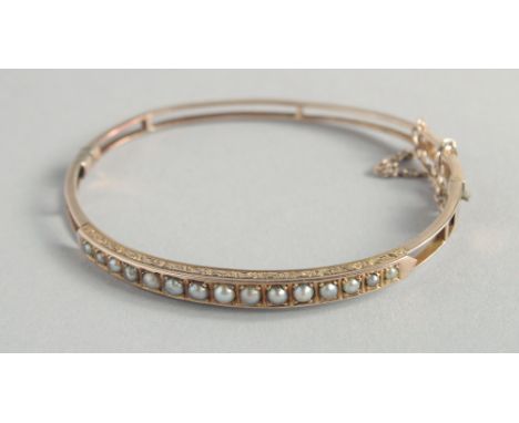 AN EDWARDIAN GOLD AND SEA PEARL BRACELET.