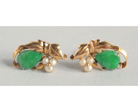 A PAIR OF GOLD, JADE AND PEARL EARRINGS.