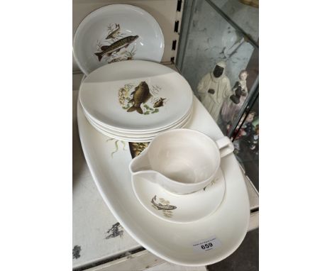 Crown Devon fish serving table ware including large oval serving plate, 5 dinner plates, sauce dish and saucer, all with fish