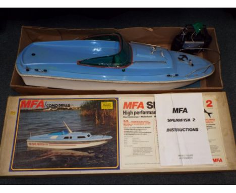 R/C boats - MFA Spear Fish 2 12V battery powered boat measuring approximately 94 cm in length 28,5 cm wide with original box 