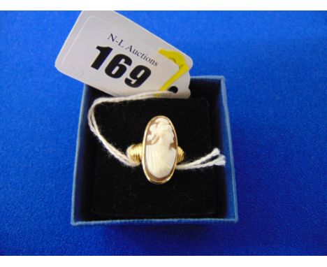 An 18ct Cameo ring, size J 1/2