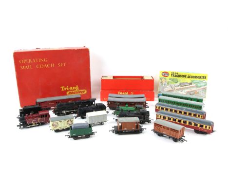 Collection of 00/H0 gauge locomotives, carriages, goods wagons, track and accessories, to include Hornby Railways R059 GWR Cl