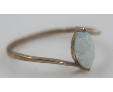 9ct gold opal set ring, size P, 1.1g. UK P&amp;P Group 0 (£6+VAT for the first lot and £1+VAT for subsequent lots)