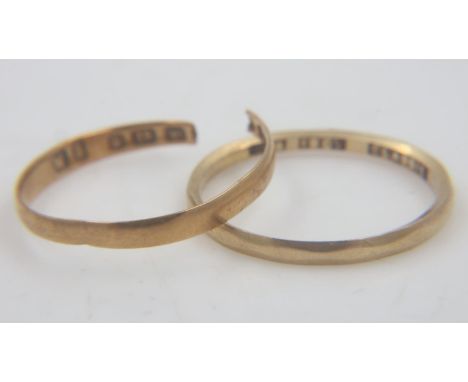 Two 18ct gold bands, one cut, 2.5g. UK P&amp;P Group 0 (£6+VAT for the first lot and £1+VAT for subsequent lots)