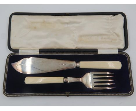 Cased hallmarked silver fish servers with faux bone handles, overall weight 223g. UK P&amp;P Group 2 (£20+VAT for the first l
