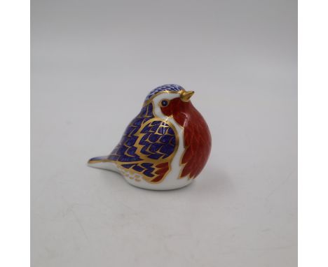 Royal Crown Derby robin paperweight, gold stopper. H: 6.5cm. UK P&amp;P Group 1 (£16+VAT for the first lot and £2+VAT for sub