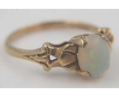 9ct gold opal set ring, size Q/R, 2.6g. UK P&amp;P Group 0 (£6+VAT for the first lot and £1+VAT for subsequent lots)