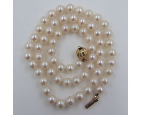 String of pearls, with an 18ct gold clasp, L: 40 cm. UK P&amp;P Group 0 (£6+VAT for the first lot and £1+VAT for subsequent l
