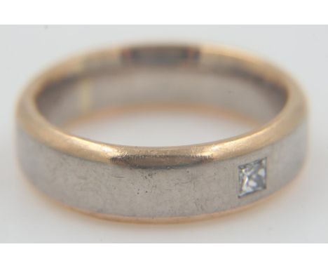Heavy gauge 18ct white and rose gold band ring set with a princess cut diamond, size N/O, 9.2g. UK P&amp;P Group 0 (£6+VAT fo