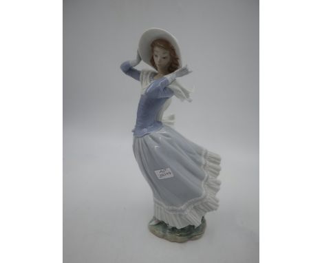 Large Lladro figure of a young lady, H: 36cm. UK P&amp;P Group 3 (£30+VAT for the first lot and £8+VAT for subsequent lots)