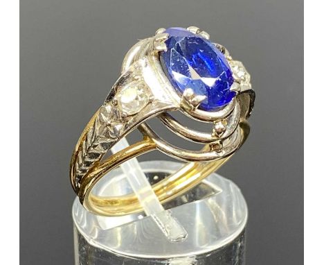 FINE QUALITY 18CT YELLOW & WHITE GOLD RING, crown mounted oval pale blue sapphire to centre, with diamond to either shoulder,